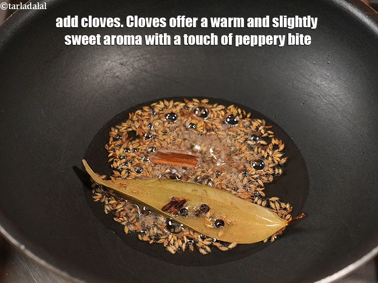 स्टेप 21 – <p>३&nbsp;<a href="">लौंग</a>&nbsp;डालें। लौंग एक गर्म और थोड़ी मीठी सुगंध के …