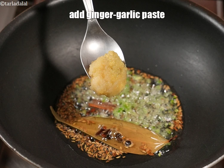 स्टेप 23 – <p>१ टेबल-स्पून&nbsp;<a href="">अदरक-लहसुन पेस्ट</a>&nbsp;डालें।</p>