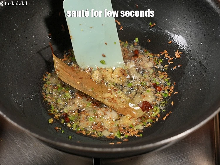 स्टेप 24 – <p>कुछ सेकंड के लिए भून लें।</p>