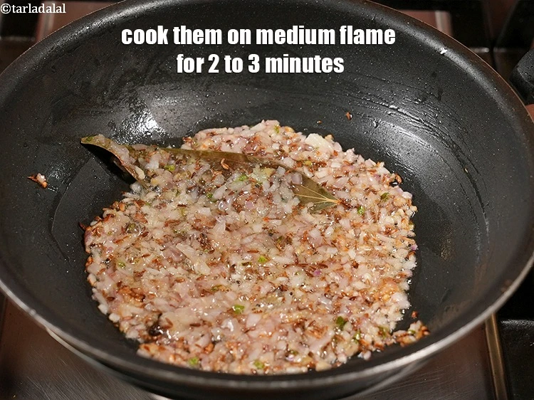 स्टेप 26 – <p>इन्हें मध्यम आंच पर 2 से 3 मिनट तक पकाएं।</p>