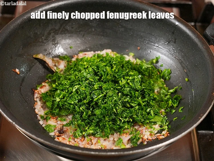 स्टेप 27 – <p>१ कप&nbsp;बारीक&nbsp;<a href="">कटी मेथी</a>&nbsp;डालें।</p>