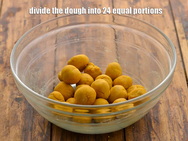 स्टेप 11 – <p><strong>मसाला पुरी</strong> को रोल करके तलने के लिए, २० मिनट …