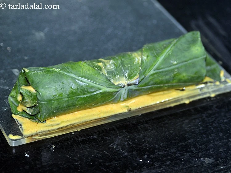 स्टेप 22 – <p>प्रत्येक तह में थोड़ा बेसन मिश्रण लगाने के दौरान इसे …