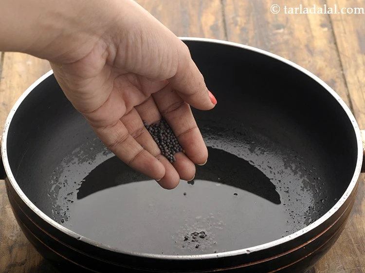 स्टेप 31 – <p>तेल मध्यम गरम होने पर, सरसों डालें।</p>