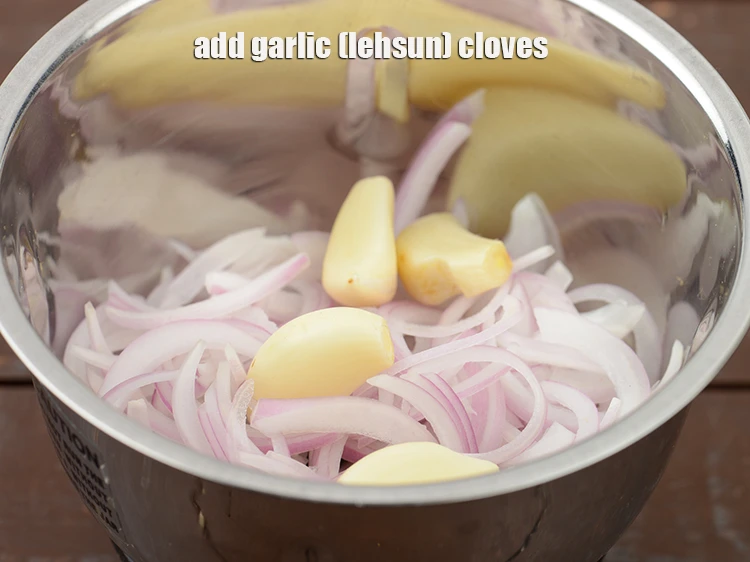 स्टेप 25 – <p><span style="background-color:rgb(255,255,255);color:rgb(0,0,0);"><strong>4</strong> </span><a href="https://www.tarladalal.com/glossary-garlic-lehsun-lahsun-hindi-348i#ing_2537"><u>लहसुन की कली (garlic cloves)</u></a> डालें।</p>