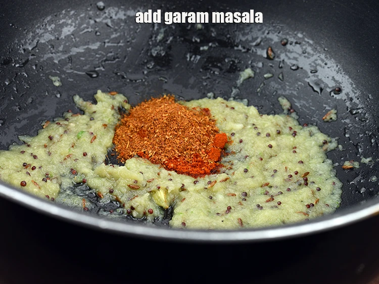 स्टेप 39 – <p><span style="background-color:rgb(255,255,255);color:rgb(0,0,0);">1/2 टी-स्पून </span><a href="https://www.tarladalal.com/glossary-garam-masala-hindi-296i"><u>गरम मसाला (garam masala)</u></a> डालें।</p>