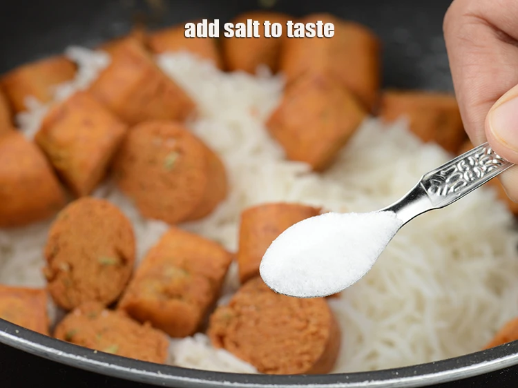 स्टेप 43 – <p>स्वादानुसार <a href="https://www.tarladalal.com/glossary-salt-namak-table-salt-hindi-418i"><u>नमक (salt)&nbsp;</u></a> डालें।</p>