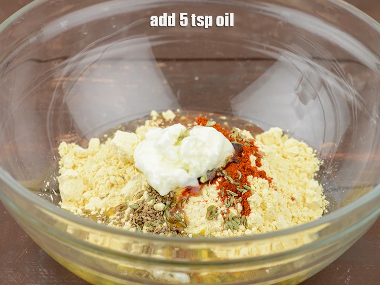 स्टेप 8 – <p>5 चम्मच <a href="https://www.tarladalal.com/glossary-oil-hindi-671i"><u>तेल ( oil )</u></a> डालें।</p>