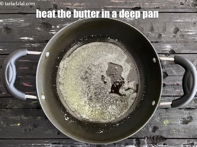 स्टेप 11 – <p>एक गहरे नॉन-स्टिक पॅन में १ टेबल-स्पून मक्खन गरम करें।</p>
