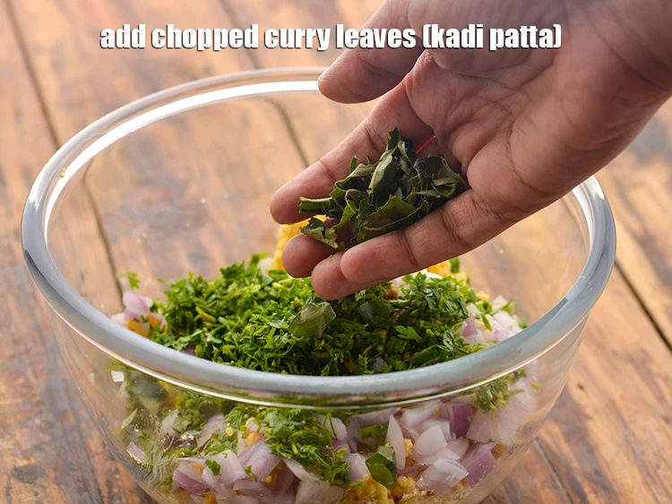 स्टेप 13 – <p><span style="background-color:rgb(255,255,255);color:rgb(0,0,0);">1 टेबल-स्पून </span><a href="https://www.tarladalal.com/glossary-curry-leaves-kadi-patta-kadipatta-hindi-388i#ing_2372"><u>कटा हुआ करीपत्ता (chopped curry leaves …