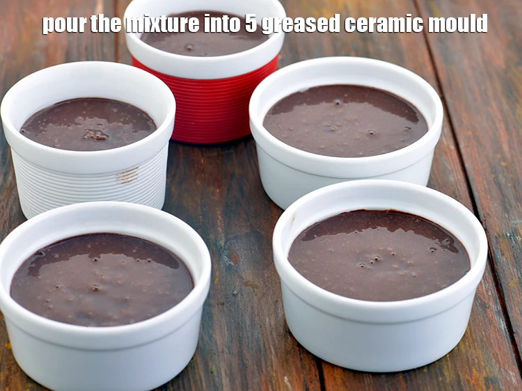 स्टेप 6 – <p>5 घी से चुपडे हुए सिरेमिक मोल्ड में बराबर मिश्रण …