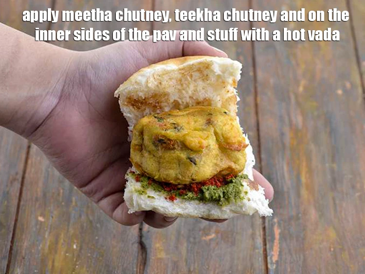 स्टेप 23 – <p>अब पाव के अंदरूनी हिस्से पर <a href="https://www.tarladalal.com/meetha-chutney--mumbai-roadside-recipes--hindi-33379r"><u>मीठा चटनी</u></a> और …