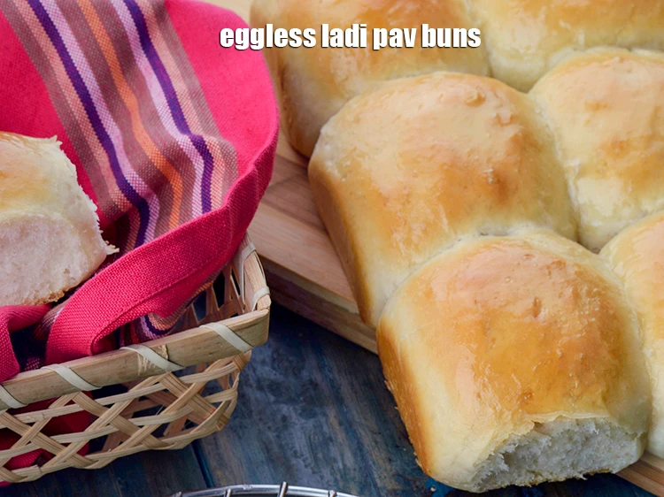 स्टेप 30 – <p>हमारी वेबसाइट पर घर पर बनी <a href="https://www.tarladalal.com/glossary-ladi-pav-pav-bun-pav-hindi-228i"><u>लादी पाव (ladi …