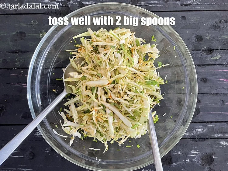 स्टेप 16 – <p><span style="background-color:rgb(255,255,255);color:rgb(0,0,0);">कैबेज सलाद को बहुत अच्छी तरह से टॉस करें। …