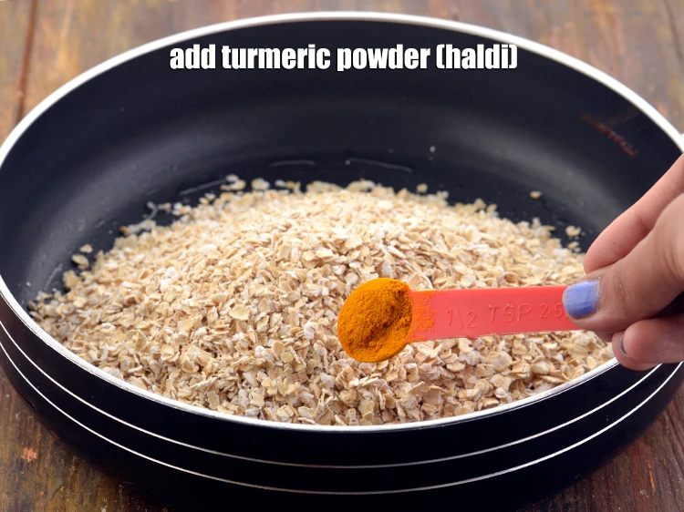 स्टेप 3 – <p>१/२ टी-स्पून <a href="https://www.tarladalal.com/glossary-turmeric-powder-haldi-hindi-645i"><u>हल्दी पाउडर (turmeric powder, haldi)</u></a> डालें।</p>