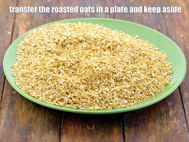 स्टेप 5 – <p>भुने हुए ओट्स को एक प्लेट में डालें और एक …