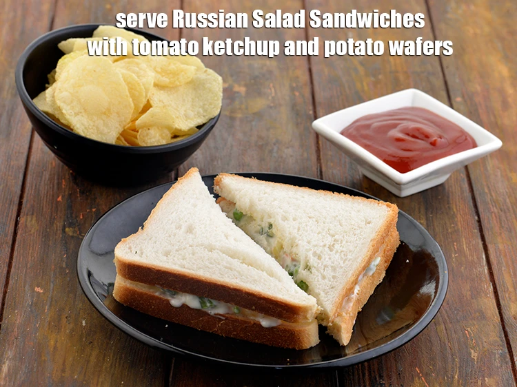 स्टेप 16 – <p><strong>वेज रूसी सलाद सैंडविच</strong> को तुरंत टमाटर केचप और आलू …