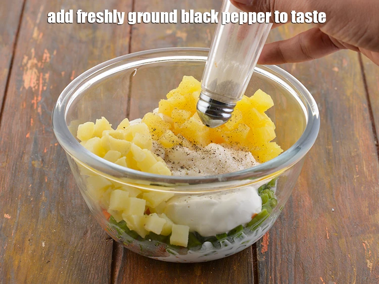 स्टेप 8 – <p>अंत में, स्वाद के लिए <strong>ताज़ी पिसी हुई काली मिर्च</strong> …