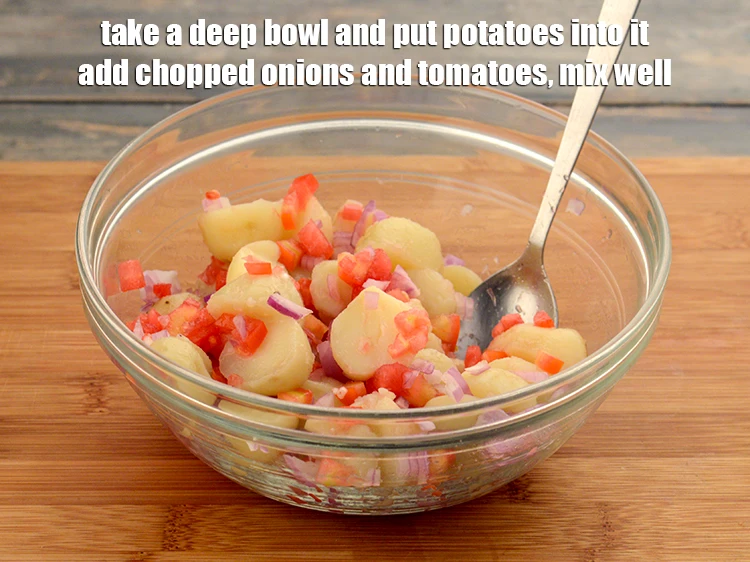 स्टेप 8 – <p>एक गहरी कटोरी लें और उसमें आलू डालें। कटा हुआ …