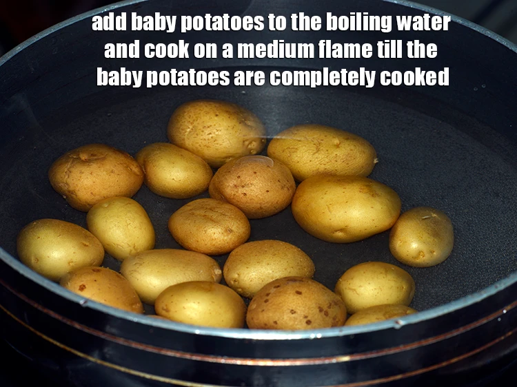 स्टेप 4 – <p>उबलते पानी में <strong>छोटे आलू</strong> डालें और मध्यम आंच पर …