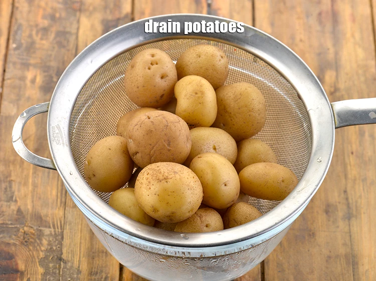 स्टेप 11 – <p>आंच बंद करें और आलू को <strong>छान</strong> लें।</p>