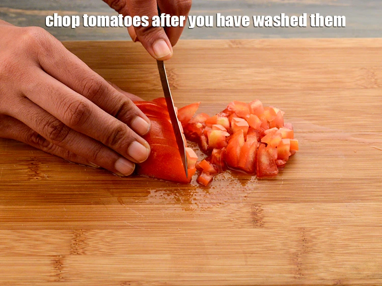 स्टेप 6 – <p>अब <strong>टमाटर</strong> को धोकर काट लें। हमेशा काटने के दौरान …