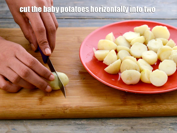 स्टेप 7 – <p><strong>छोटे आलू</strong> को क्षैतिज रूप से दो में काटें।</p>