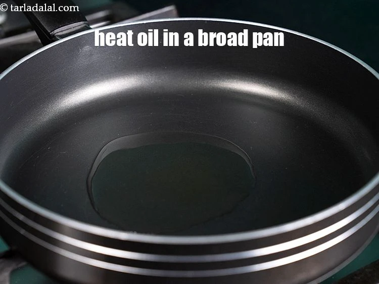 स्टेप 2 – <p>&nbsp;एक चौड़े नॉन-स्टिक पैन में&nbsp;१ टेबल-स्पून&nbsp;<a href="">तेल</a>&nbsp;गरम करें।</p>