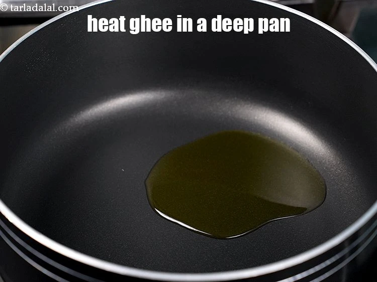 स्टेप 11 – <p>इसके बाद,&nbsp;एक गहरे नॉन-स्टिक पैन में&nbsp;२ टी-स्पून&nbsp;<a href="">घी</a>&nbsp;गरम करें।</p>
