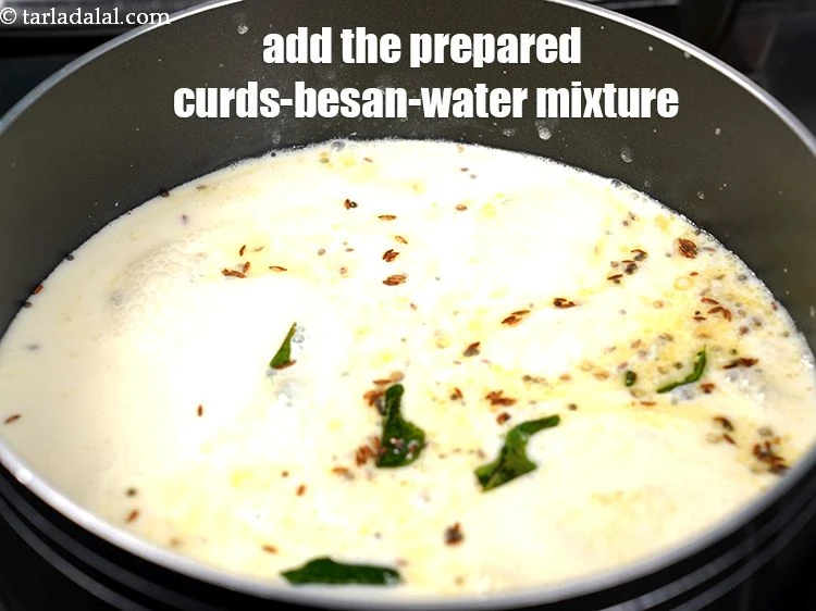 स्टेप 17 – <p>तैयार दही-बेसन-पानी का मिश्रण डालें।</p>