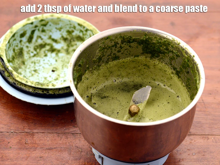 स्टेप 6 – <p><span style="background-color:rgb(255,255,255);color:rgb(0,0,0);">२ टेबल-स्पून <strong>पानी </strong>को मिक्सर में मिलाकर दरदरा पेस्ट …