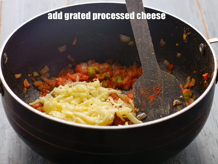 स्टेप 14 – <p><span style="background-color:rgb(255,255,255);color:rgb(0,0,0);">1/2 कप </span><a href="https://www.tarladalal.com/glossary-processed-cheese-hindi-315i#ing_3090"><u>कसा हुआ प्रोसेस्ड चीज़ (grated processed …