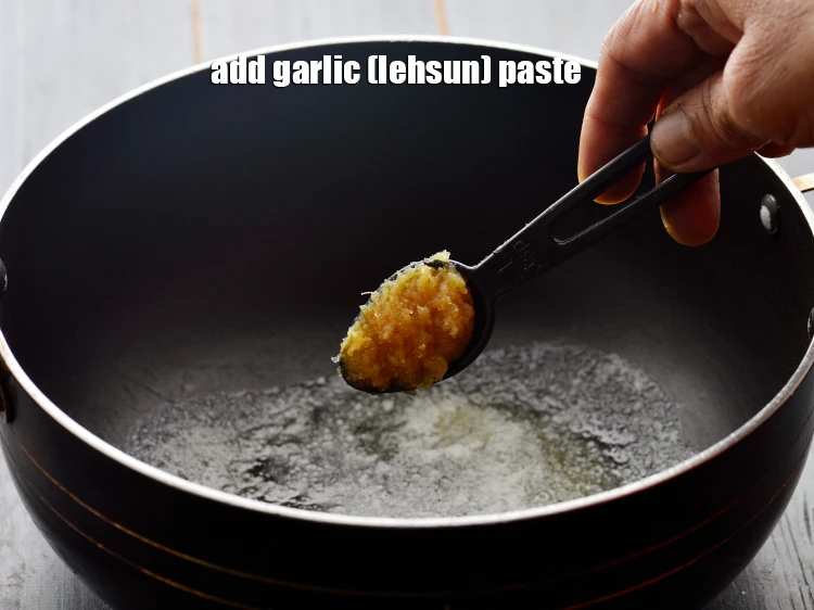 स्टेप 3 – <p><span style="background-color:rgb(255,255,255);color:rgb(0,0,0);">1 टी-स्पून </span><a href="https://www.tarladalal.com/glossary-garlic-lehsun-lahsun-hindi-348i#ing_2752"><u>लहसुन की पेस्ट (garlic paste)</u></a> डालें। …