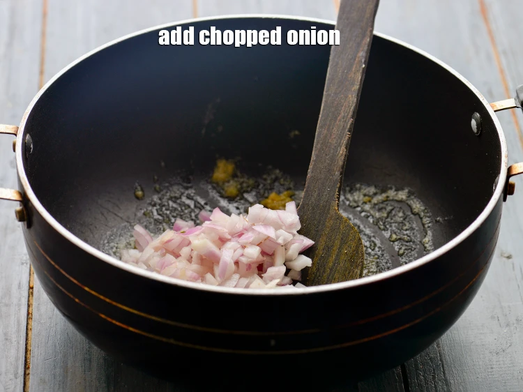 स्टेप 5 – <p><span style="background-color:rgb(255,255,255);color:rgb(0,0,0);">1/2 कप </span><a href="https://www.tarladalal.com/glossary-onions-pyaz-pyaaz-kanda-hindi-548i#ing_2327"><u>कटा हुआ प्याज़ (chopped onions)</u></a> डालें।</p>