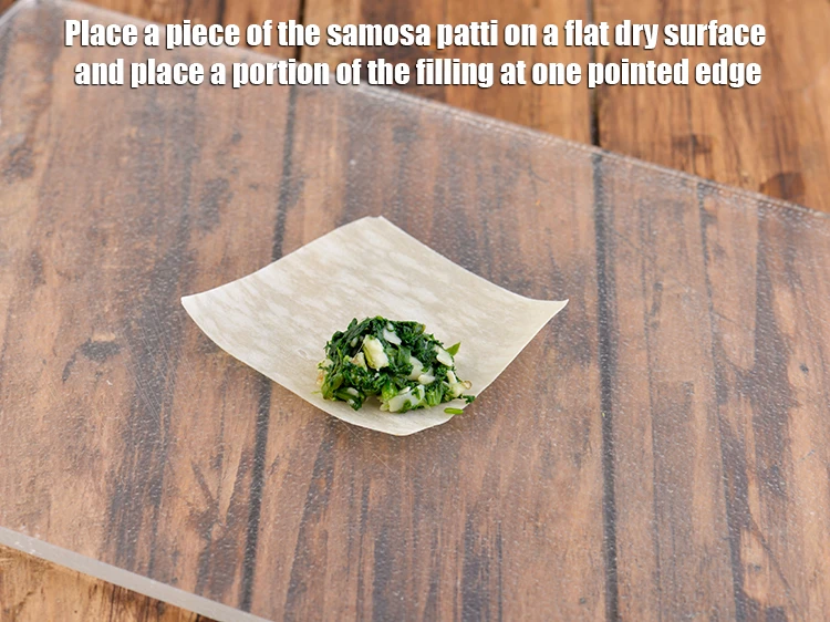 स्टेप 3 – <p><strong>समोसा पट्टी </strong>का एक टुकड़ा एक सपाट सूखी सतह पर …