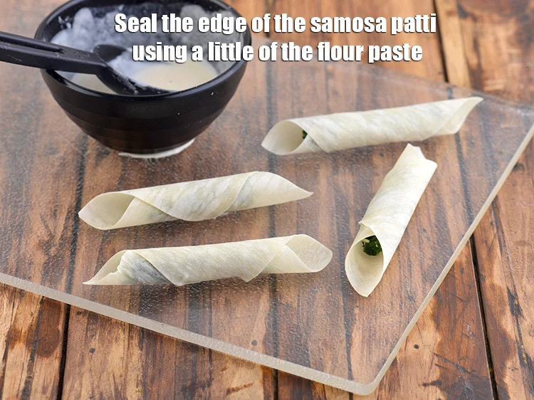 स्टेप 5 – <p>थोड़े मैदे की पेस्ट पेस्ट थोड़ा का इस्तेमाल करके समोसे …