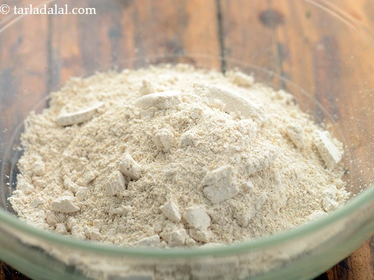 स्टेप 5 – <p>पौष्टिक ओट्स इडली के लिए ओट्स-उड़द दाल पाउडर को एक …