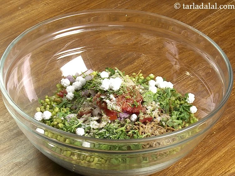 स्टेप 11 – <p>स्वादानुसार <a href="https://www.tarladalal.com/glossary-salt-namak-table-salt-hindi-418i"><u>नमक (salt)</u></a> डालें।</p>