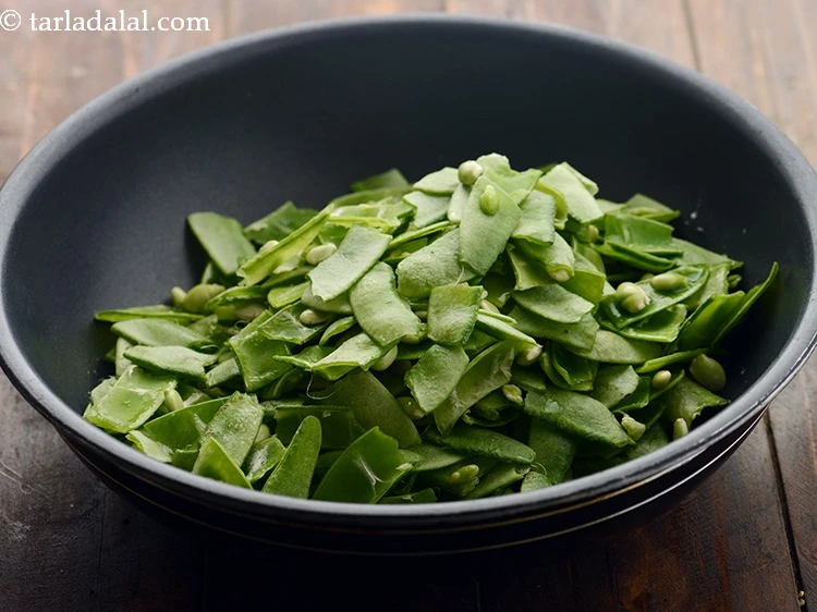 स्टेप 7 – <p>जब सरसों चटक जाए, तो वालोर पापड़ी डालें।</p>