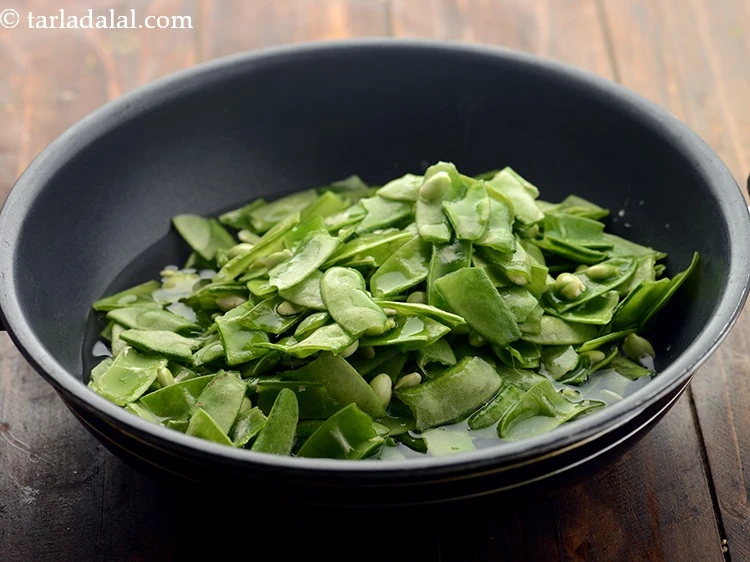 स्टेप 8 – <p>१ १/२ कप पानी डालें।</p>