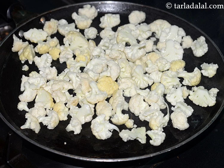 स्टेप 3 – <p>एक नॉन-स्टिक तवे पर तेल गरम करें और फूलगोभी के …