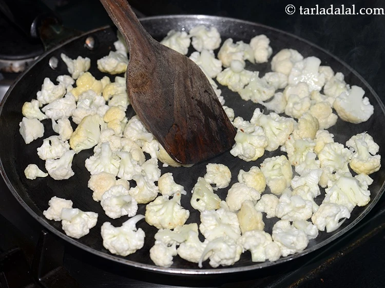 स्टेप 5 – <p><strong>पौष्टिक फूलगोभी स्टर फ्राई</strong> को मध्यम आंच पर २ से …