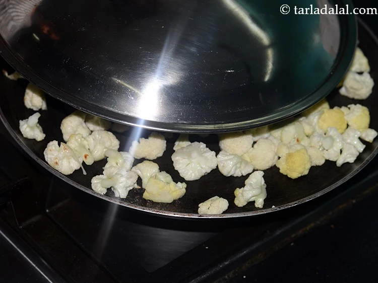 स्टेप 6 – <p>आँच कम करें और तवे को ढक्कन से ढक कर …