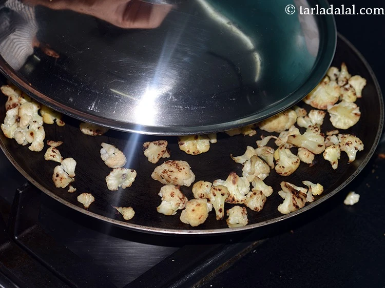 स्टेप 8 – <p>फिर से तवे को ढक्कन से ढक कर बीच-बीच में …