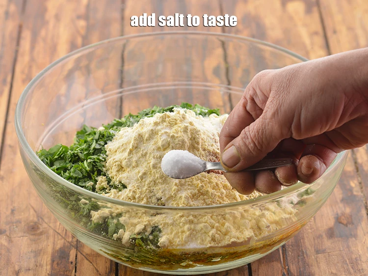 स्टेप 15 – <p>आखिर में स्वादानुसार <a href="https://www.tarladalal.com/glossary-salt-namak-table-salt-hindi-418i"><u>नमक (salt)</u></a> डालें।</p>
