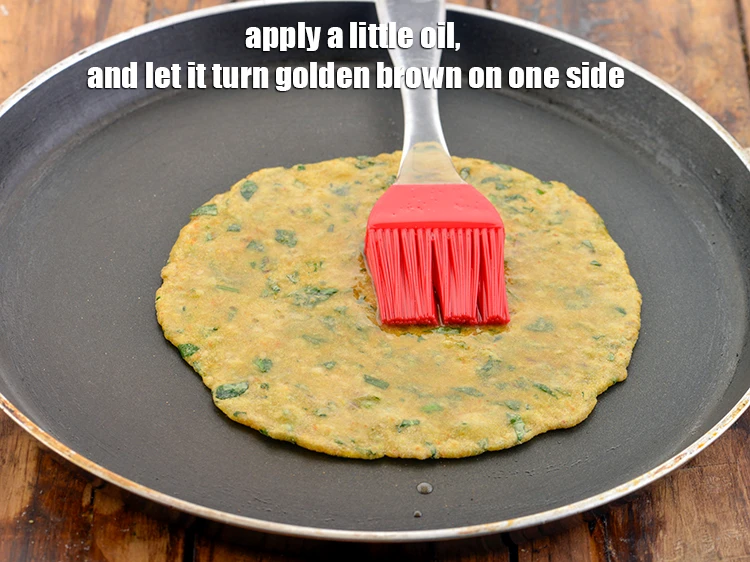 स्टेप 23 – <p>थोड़ा सा <a href="https://www.tarladalal.com/glossary-oil-hindi-671i"><u>तेल ( oil )</u></a> लगा लें और …