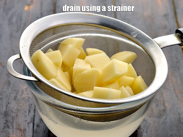 स्टेप 3 – <p>सब्ज़ी में जोड़ने से पहले एक छलनी का उपयोग करके …