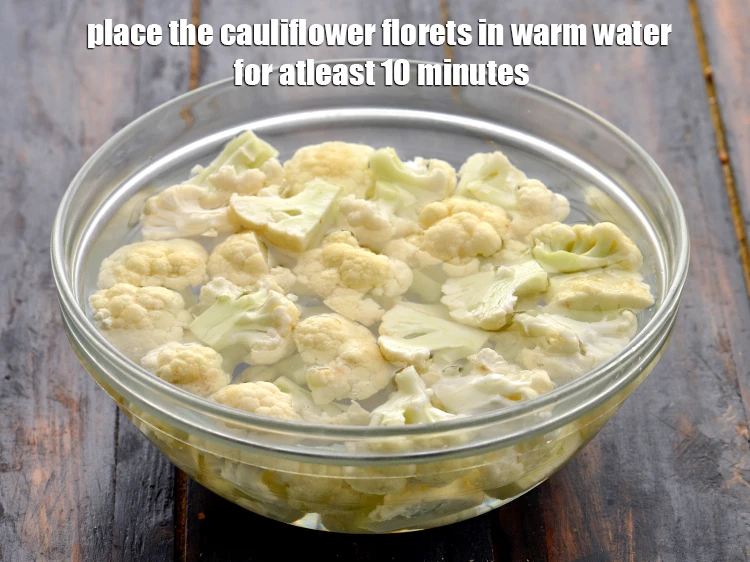 स्टेप 4 – <p><a href="https://www.tarladalal.com/glossary-cauliflower-phool-gobi-phool-gobhi-hindi-174i#ing_2347"><u>फूलगोभी के फूल (cauliflower florets)</u></a> को कम से कम …
