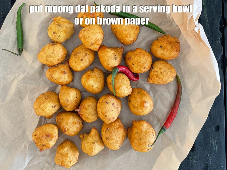 स्टेप 24 – <p><strong>रोड्साइड पकौड़ा&nbsp;|</strong>सभी के खाने के लिए एक सर्विंग बाउल में …