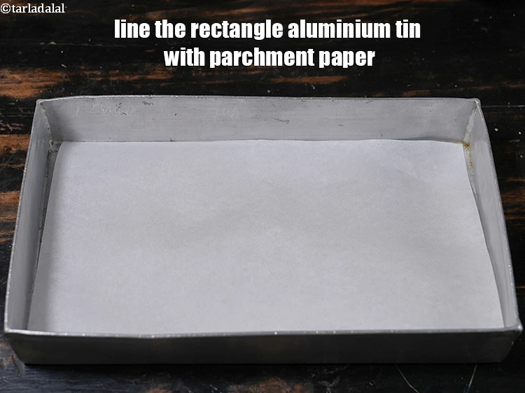 स्टेप 31 – <p>आयताकार एल्युमीनियम टिन पर चर्मपत्र कागज बिछाएं।&nbsp;</p>